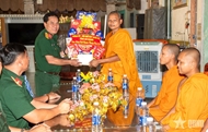 An Giang Provincial Military Command presents New Year gifts to Khmer pagodas